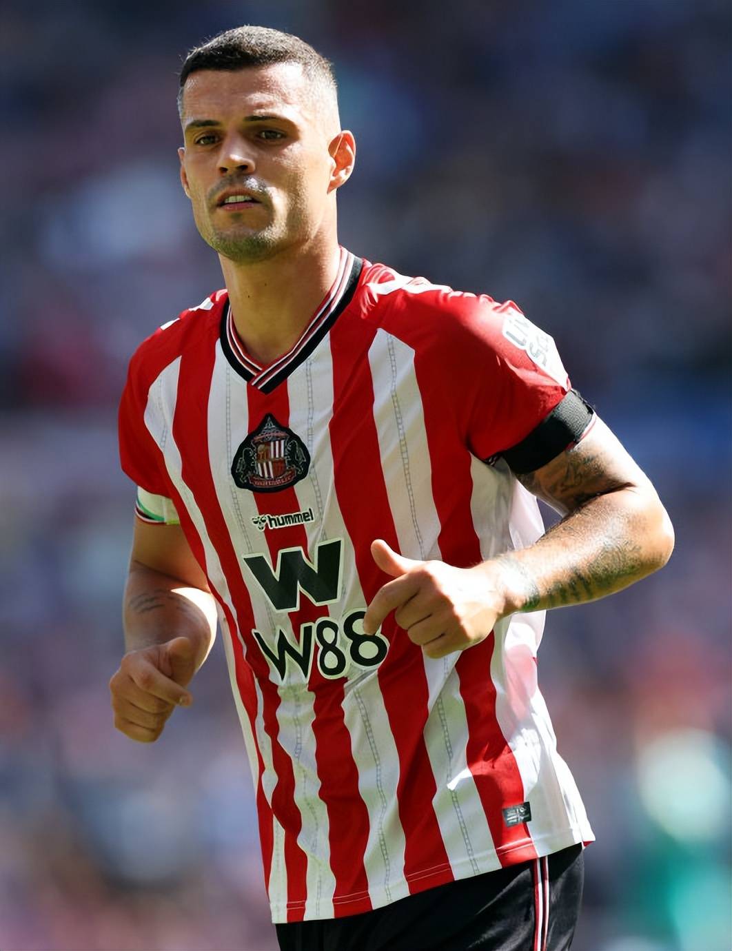 赛地聚焦：英超加时末段热度飙升，新奥尔良鹈鹕战术微调，赛场秩序良好，控场能力受关注