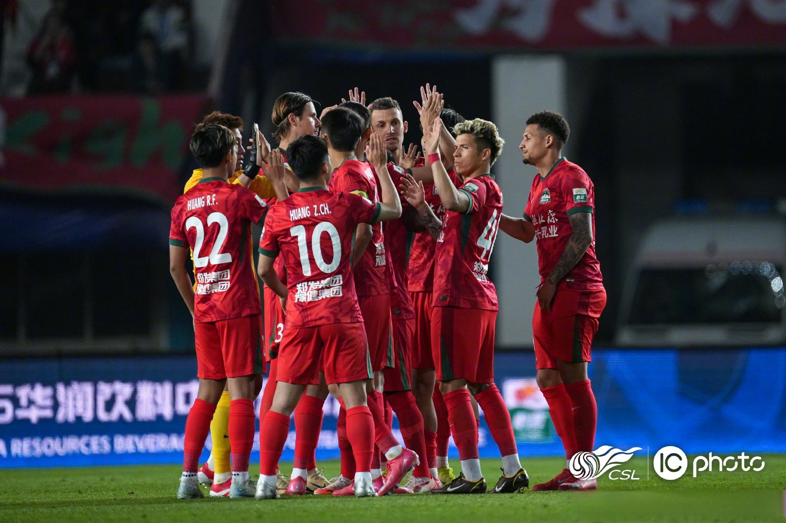 haha体育十年运营-赛地聚焦：国王杯冲刺阶段热度飙升，上海申花刷新队史纪录，信心回归，更衣室氛围转暖