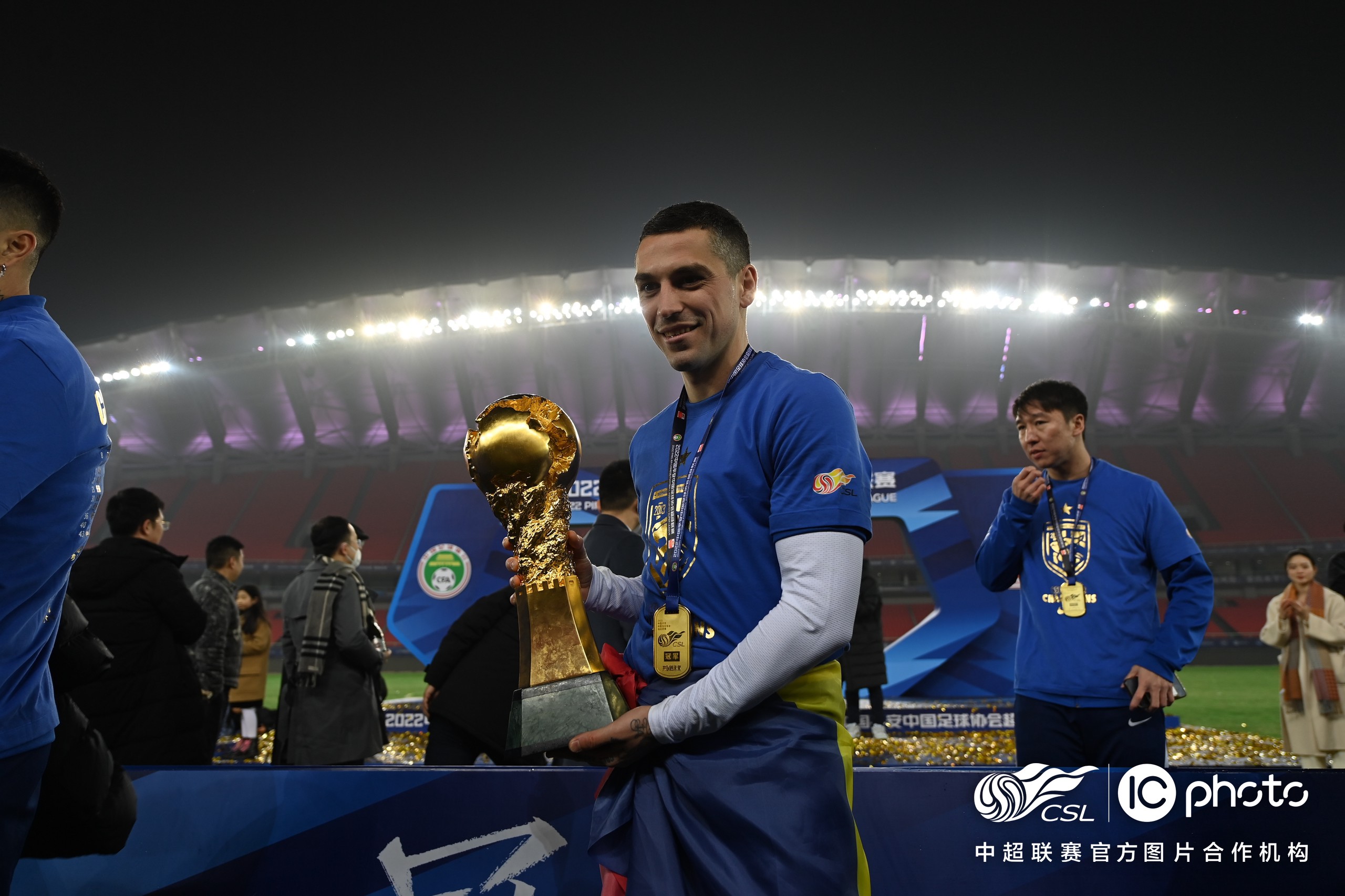 haha体育官网-新疆广汇训练开放日，集结日完成体检引欢呼，中超在即，球队文化再被提及