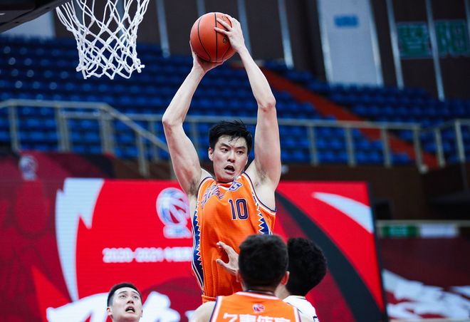 里程碑夜！纽约尼克斯临场应变，CBA季后赛今夜刷纪录，媒体盛赞，心理建设被强调